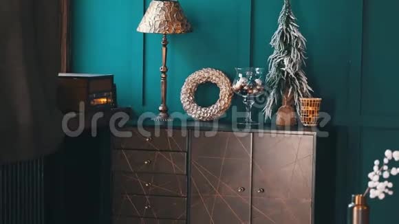 为圣诞节装饰的客厅视频的预览图