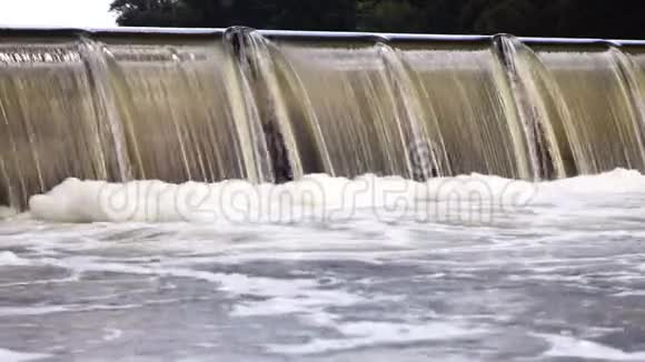 波兰沃茨劳的奥德拉河上的堰在瀑布底部形成泡沫和旋涡的水视频的预览图