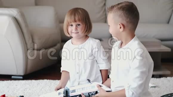 两个孩子在家里一起玩玩具铁路视频的预览图
