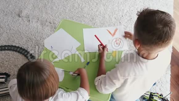 两个孩子在家一起用彩色铅笔画画视频的预览图