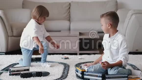 两个孩子在家里一起玩玩具铁路视频的预览图