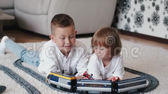 兄妹在家玩玩具铁路的肖像视频的预览图