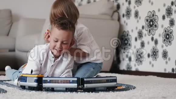 兄妹在家玩玩具铁路的肖像视频的预览图