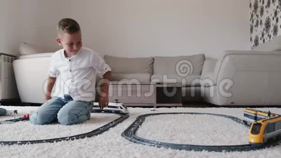 一个男孩独自在家玩玩具铁路和火车视频的预览图
