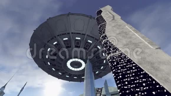 神秘的不明飞行物在科幻城上空盘旋视频的预览图