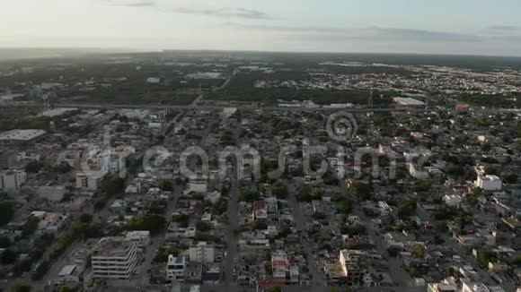 一个墨西哥小镇的直接天桥背景是高速公路视频的预览图