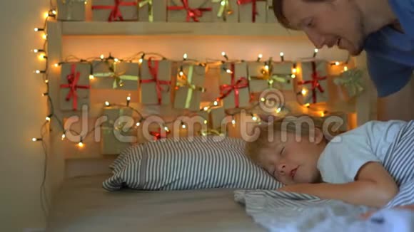 他的小儿子醒来时情绪很慢他叫醒了男孩给他看了一个他制作的历法视频的预览图
