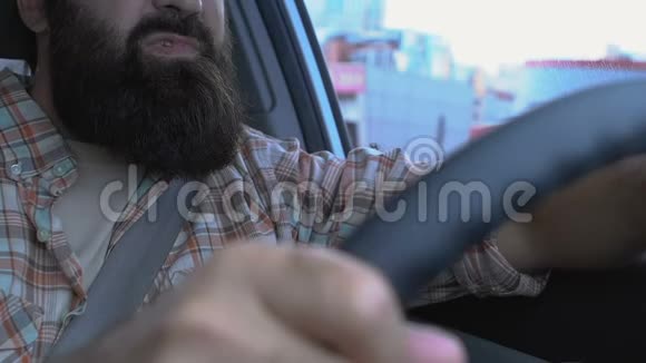 疲惫的中年男性司机在交通上头痛揉着太阳穴视频的预览图