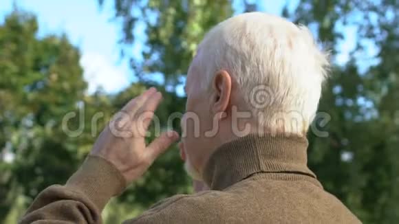 老年男性头痛老年健康问题神经疾病医学视频的预览图
