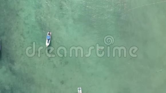 在加勒比海的造船厂里游泳穿越镜头4k空中飞行视频的预览图