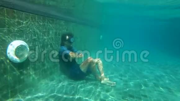 慢动作水下拍摄的一个年轻人释放训练呼吸在游泳池健康生活方式视频的预览图