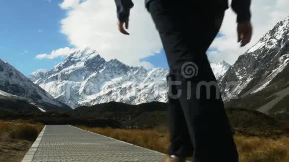 徒步旅行者在山谷中漫步视频的预览图