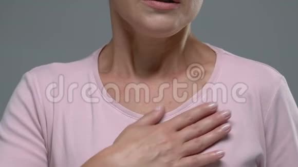 女性几乎呼吸困难手握胸部有心脏病发作疼痛的危险视频的预览图