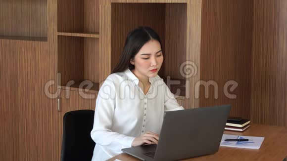 4k视频迷人的疲惫的亚洲商界女性在办公室感到悲伤无聊忧郁不快乐懒惰视频的预览图