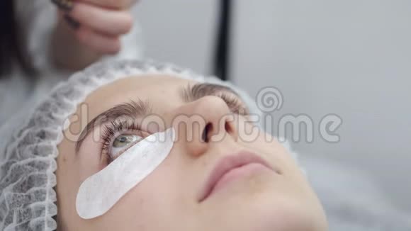 睫毛师正在脸上涂下眼垫视频的预览图