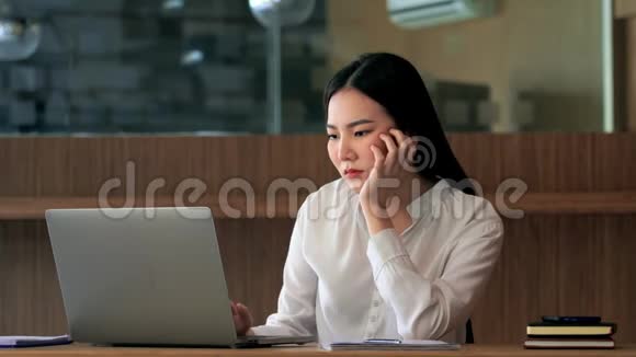 4k视频迷人的疲惫的亚洲商界女性在办公室感到悲伤无聊忧郁不快乐懒惰视频的预览图