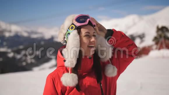 在滑雪场里疲惫而快乐的女滑雪者近距离欣赏美丽的冬季景观视频的预览图