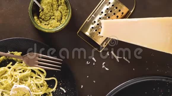 新鲜意大利面和罗勒皮斯托干酪视频的预览图