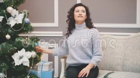 新年前夜两个年轻人坐在装饰圣诞树附近的生活方式室内视频视频的预览图