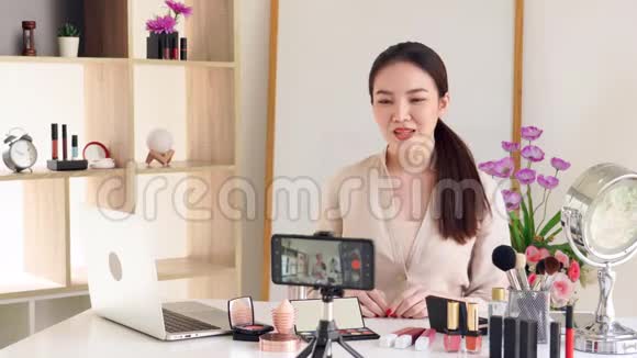 著名博主的4K视频开朗的女性vlogger在为日常化妆导师录制视频的同时展示化妆品产品i视频的预览图