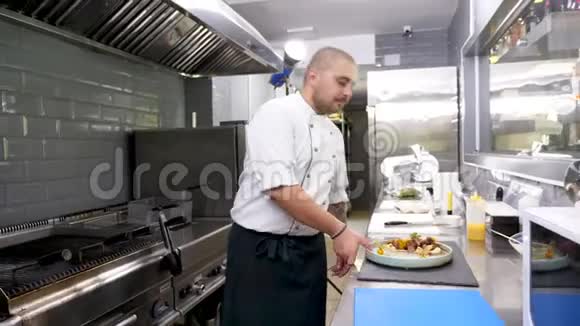 厨师拿着一盘食物视频的预览图