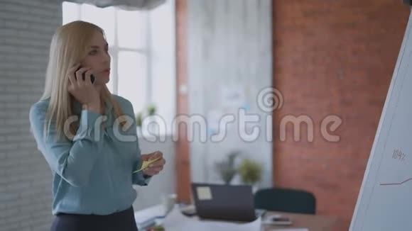 4K成功的商务女性在她自己的办公室打电话一个女人在电话里举行网上会议视频的预览图