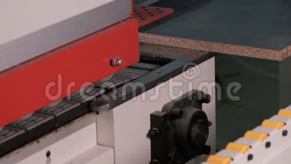 用于在纸板零件上粘合边缘的机器家具制造滚轴在机械上自动运动的机构视频的预览图