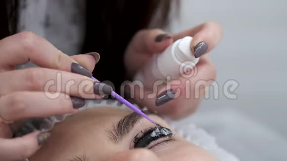 睫毛艺术家正在把睫毛叠好后染死视频的预览图