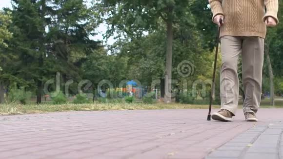 积极的女性养老金领取者与棍棒步行公园健康娱乐退休视频的预览图