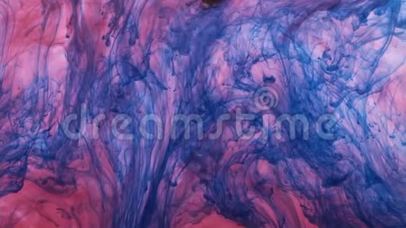 水滴色漆在水和移动墨水颜色的抽象漩涡抽象艺术背景视频的预览图
