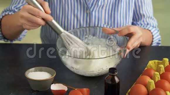 女性用手在碗中搅打蛋白视频的预览图
