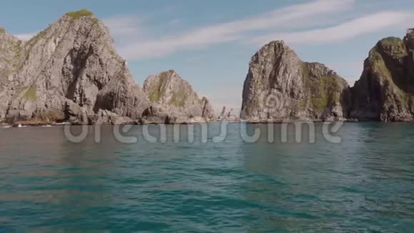 沿着大洋岩石飞过水面视频的预览图