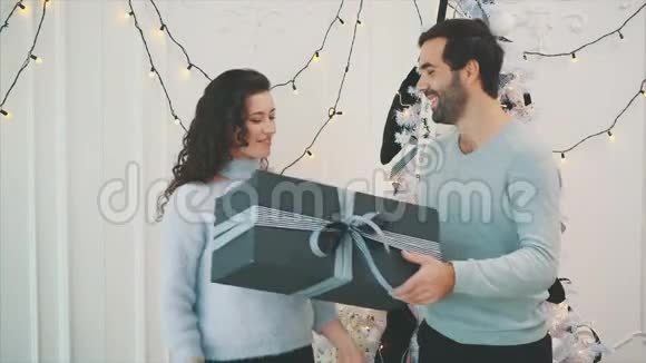 视频高清的深情男子送礼物他的女朋友同时庆祝新年视频的预览图