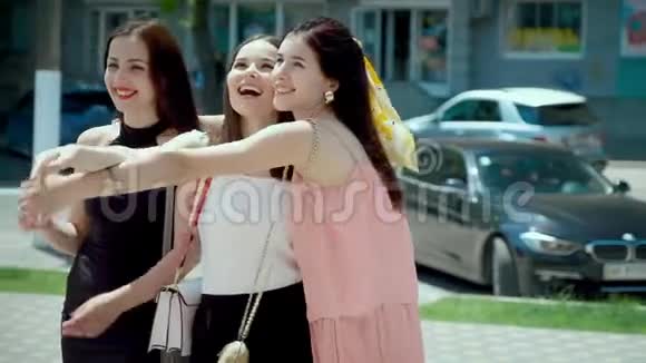 三个时髦的女人聚集在街上笑着聊天视频的预览图