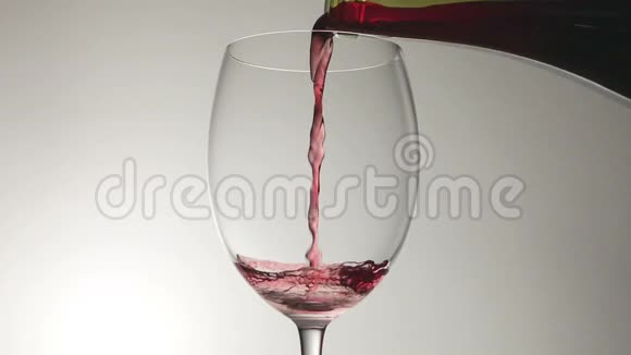 红酒从瓶子里倒入玻璃视频的预览图