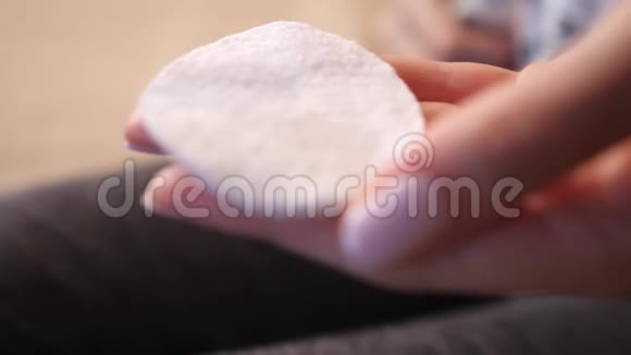 面卫生用棉盘女性手拿干净的棉垫特写视频的预览图