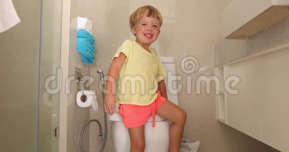 在厕所里微笑的小男孩视频的预览图