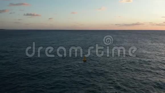 在日出时绕着加勒比的一个浮标旋转4k无人机足视频的预览图
