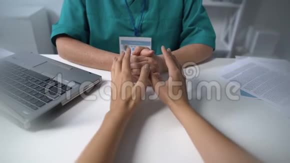 害怕的女性病人寻求医生的帮助适当治疗住院视频的预览图