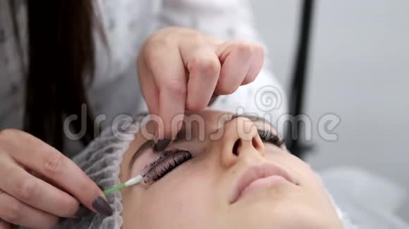 睫毛艺术家正在完成眼睫毛叠层的程序视频的预览图