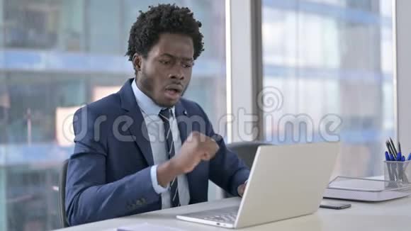 生病的非裔美国商人在使用笔记本电脑时咳嗽视频的预览图