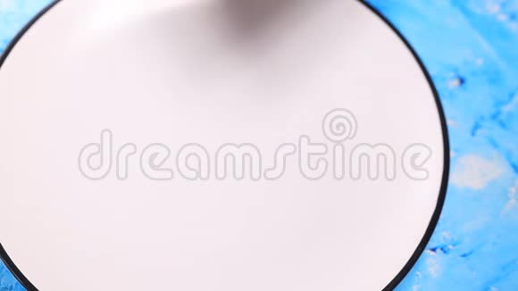 特写一位女士手在蓝色背景的白色盘子里放着新鲜的华夫饼视频的预览图
