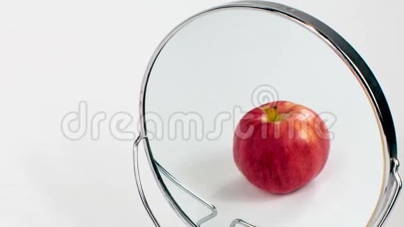 饮食失调厌食贪食暴饮暴食镜子里的苹果隐喻背景复制空间视频的预览图