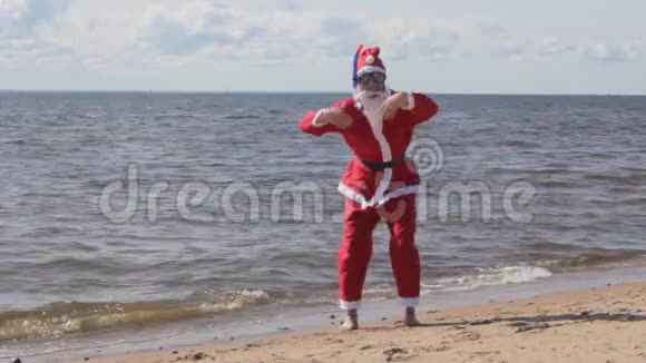 圣诞老人呼吁游泳浮潜娱乐圣诞旅行新年视频的预览图