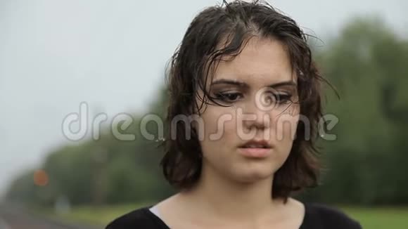 站在雨中的少女视频的预览图