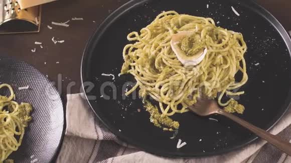 新鲜意大利面和罗勒皮斯托干酪视频的预览图