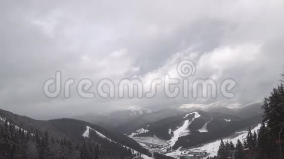 冬季度假高地的空中摄影视频的预览图
