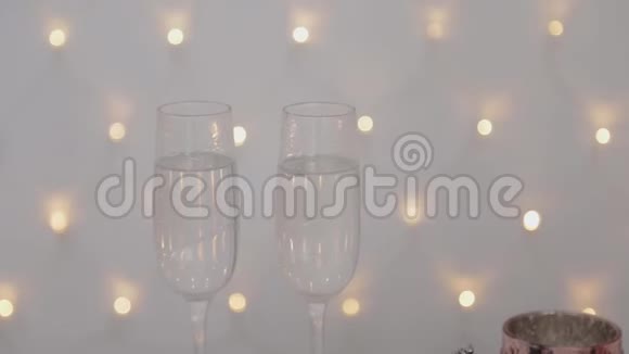 两个在发光背景上的圣诞眼镜2020年新年视频的预览图