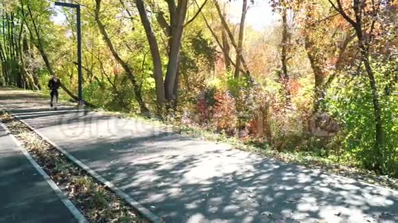运动女孩在秋季公园慢跑后休息视频的预览图