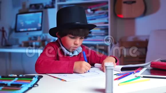 一个戴着黑顶帽子的孩子在桌子旁画画视频的预览图